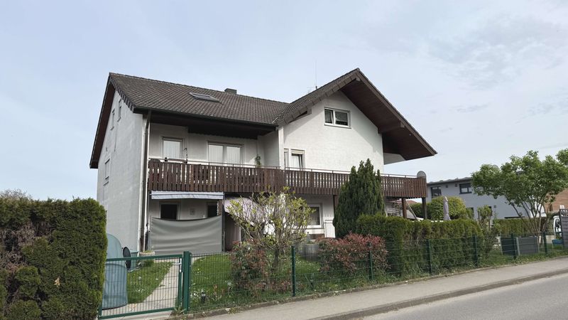 Großzügige, helle 3,5-Zi.-Wohnung mit großem Balkon und Einbauküche
